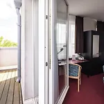 Aviva 4*